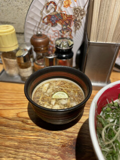 麺場 浜虎 - 煮干しベースの甘辛なつけ汁は、煮サバの風味が支配的。生姜や茗荷、大葉などの香菜もたっぷり、酢橘も入って爽やか仕立てながらサバの風味がやや強すぎかも、、