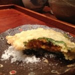 みかわ 是山居 - うに大葉巻の中身。　たっぷりのうにが。