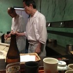 みかわ 是山居 - 揚げているときには、集中しているので、真剣な表情そのもの。