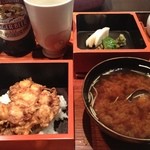 みかわ 是山居 - 天丼の中身。　あさりの味噌汁と香の物。