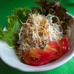 スプーンソング - サラダも結構たっぷり。ただ猛暑のため糸島野菜の特別サラダ→普通のサラダになって-50円になってました。