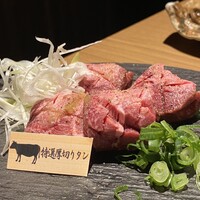 焼肉 にくなべ屋 神戸びいどろ 北野坂店 - ちょこっとかかっとるタレがうまっ