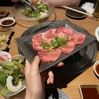 焼肉 にくなべ屋 神戸びいどろ 北野坂店 - ナムル盛り合わせと、サラダ（和風柚子ドレッシング◎）と、牛タンと。