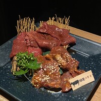 焼肉 にくなべ屋 神戸びいどろ 北野坂店 - 奥は、村田牛の赤身です