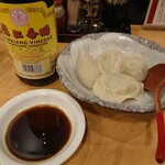餃子 満彩 - ・黒酢があるのが嬉しい、もちろん黒酢だけで食べる