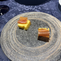 INDIVI - アミューズ②玉ねぎの入ったケーキと生ハム