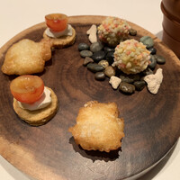 Convivio - アミューズ各種、ライスコロッケ、とうもろこしのフリット、山椒クッキーにクリームチーズ、さくらんぼ