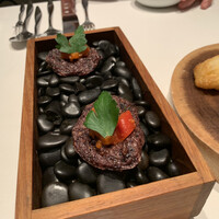 Convivio - 黒米を使ったチップにカポナータ