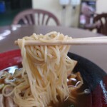 潟食 - 麺は中細の軽くウェーブが掛かったタイプ