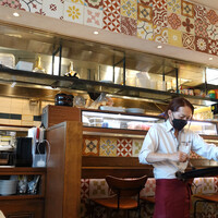 ミゲル フアニ 新宿タカシマヤ タイムズスクエア店 - 彼は真剣にパエリア・パンと向かい合っております