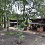 SHOZO COFFEE KARUIZAWA - 敷地内に椅子を持ち出せる木陰も