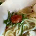 ラハメン ヤマン - 大葉の上にトマトペースト