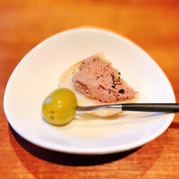 FORNO - アミューズ（鶏のレバーパテ、アンチョビピクルス）