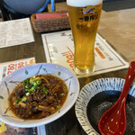 ステーキ&ハンバーグ 前田亭 - 牛筋煮込み、生ビール中