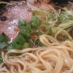 極麺 青二犀 - 細めの平打ち麺に２種類の切り方のネギとチャーシュー(201309)