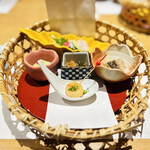 Sumiyaki Tokoro Kitaguni - 【籠盛】・みたらし芋餅・枝豆豆腐・刺身盛り合わせ・ニシンと蕗の炊き合わせ・松前漬け
