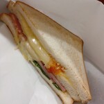 カフェ・ベローチェ - モーニングＣ　ホットハムチーズサンド　アップ　なんとハムとチーズ挟んだだけでなくピザ味になってます　値上げしないでねー