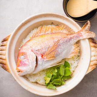A whole bottle of sea bream rice cooked in a clay pot!