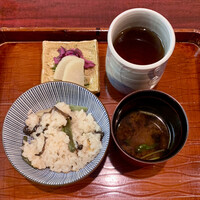 おもてなし茶屋　咲扇 - 山菜の炊き込みご飯、赤出汁、漬物