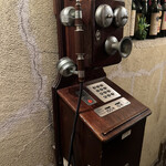 Je petto - 地下のドア前にあるレトロな公衆電話