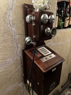 Je petto - 地下のドア前にあるレトロな公衆電話