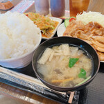 わ楽 - お味噌汁　実は茄子など野菜が具沢山