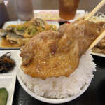 わ楽 - 生姜焼き　オンザライス  山盛りご飯に乗りきれない…