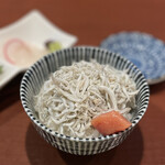 酒肴場 屯 - ご飯には釜揚げしらすと明太子ON
