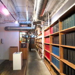 グリルマン - フロアーの一部には古本屋さんが併設されてます