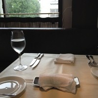 フランス料理 ル・クール - 窓からモノレールが見える2階席。実は通過するたびに店内が少し暗くなることも…