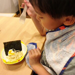 中華蕎麦 時雨 - ご機嫌良く食べ進める我が子、この後、海苔で悲劇が…