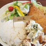 ひがこDINING彩り - 日替わりランチ800円。アジフライ、エビカツを揚げ物一覧から選択し、それにチキン南蛮、サラダ、ご飯が乗ったボリューミーなワンプレート。チキン南蛮は酸味がしっかりしていて超好み！自家製のタルタルも良い！