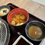 Gyuukatsu Kyouto Katsugyuu - 左上から、とろろ、味噌汁、そして京カレーつけ汁