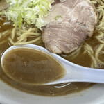 庵悟 - 魚粉が底に溜まってるので、よく撹拌して飲む。ザラつきがある魚粉感。スープとタレのバランスが秀逸過ぎて、この中華そば、完璧過ぎる。