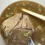 Ango - 丼底に沈めておいたチャーシュー。脂身が溶け出て、ホロホロになっている。ぷーすーに旨味を加え、最後に肉を喰らう♪