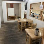 うどん家 丸孝 - 入店(左側)テーブル席、反対側(L型カウンター)