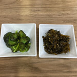 うどん家 丸孝 - 無料の漬物(青しば漬け?・高菜漬け)