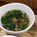 キッチン ブルー グローブ - ほうれん草スープのアップ