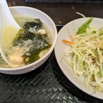 Shanhai ken - 温めのサラダとワカメくさいスープ
                        大陸中華のサイドにはあまり期待してないし
                        メインが美味きゃ文句はない