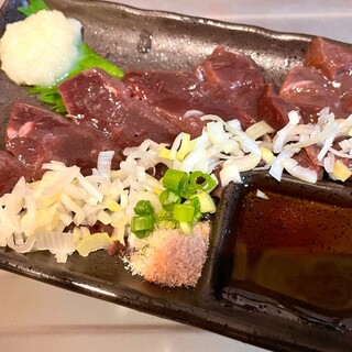 名物肉刺し！低温調理の朝締め豚モツ刺し＆蒙古草原馬生レバ刺♪