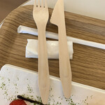 えれんなごっそ CAFE107  - ナイフとフォークは木製、ケーキを載せた皿は紙製です