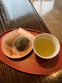 Koyurugi Chaya - お召し上がりセット 570円（税込）　おはぎは丹沢大山茶あん、白ごまあんの2種　お茶は丹沢大山茶です