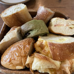 レストラン ペニーレイン - カゴに盛られたパン