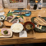 Oushuu Robata Sendai Ekitenkai - 朝獲れ鮮魚10点刺し盛り、しまほっけ炙り焼き、金華サバのひらき(ハーフ)、ご飯セット、奥州の漬物盛り合わせ