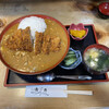 京花 - 料理写真:カツカレー。美味しい味噌汁、瓜の漬物、カボチャの煮物がついてきました
