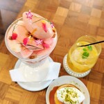 evergreen cafe restaurant EBISU - ■桃とナッツのヌガーパフェ(R5.7/1～)
            ■奥久慈卵の濃密プリン
            ■自家製レモネード