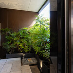 鮨と酒 魚伸 - 店舗エントランス