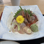 海鮮処 魚吉 - 刺身アップ　地魚２種が3切れと2切れ　甘エビ2本　とても質素