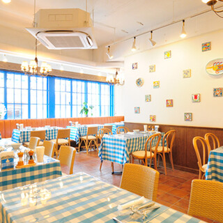 A bright, casual space with all table seating ◎ Feel free to bring your children as well.