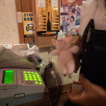 満味 - 店主の手（かわいい豚ちゃんに）